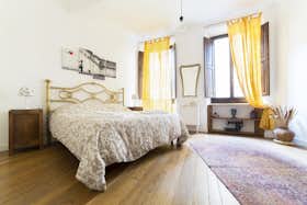 Apartment for rent for €3,763 per month in Florence, Via dell'Anguillara