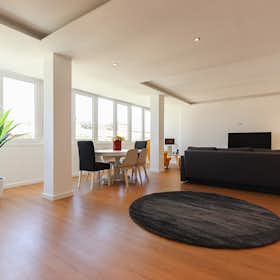 Apartment for rent for €2,308 per month in Lisbon, Rua Tomás Ribeiro