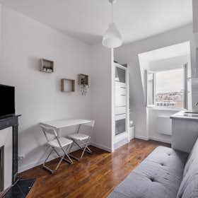 Studio for rent for €1,100 per month in Paris, Square de Clignancourt