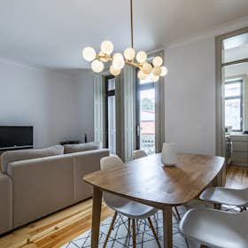 Apartment for rent for €2,000 per month in Porto, Rua de Egas Moniz