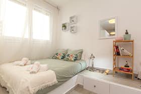 单间公寓 正在以 €824 的月租出租，其位于 Barcelona, Plaça de Mossèn Clapés