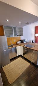 Apartment for rent for €1,200 per month in Barcelona, Carrer del Sabateret