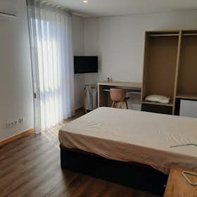 Private room for rent for €550 per month in Matosinhos, Avenida Marechal Gomes da Costa