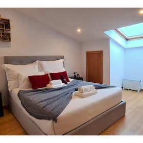 Apartment for rent for €1,200 per month in Porto, Rua de Santa Catarina