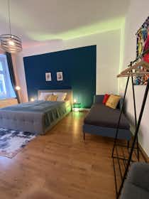Appartement te huur voor € 1.600 per maand in Magdeburg, Schweriner Straße