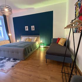 Apartment for rent for €1,600 per month in Magdeburg, Schweriner Straße