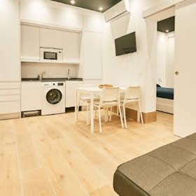 Apartment for rent for €1,760 per month in Madrid, Calle de Juan de Olías