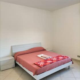 公寓 正在以 €1,400 的月租出租，其位于 Cinisello Balsamo, Via Guido Gozzano
