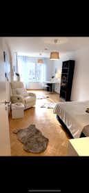私人房间 正在以 €850 的月租出租，其位于 Munich, Schäufeleinstraße