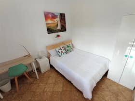 私人房间 正在以 €290 的月租出租，其位于 Granada, Paseo de Cartuja