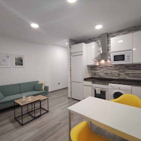 Apartment for rent for €1,800 per month in Madrid, Calle de la Fuente del Berro