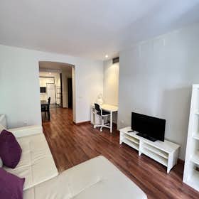 Apartment for rent for €2,467 per month in Madrid, Calle de Hortaleza