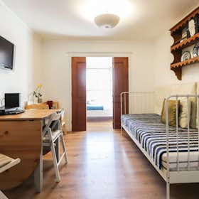 Apartment for rent for €2,227 per month in Lisbon, Rua de São Julião