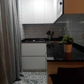 Apartment for rent for €2,017 per month in Madrid, Calle de la Constancia