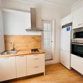 Apartment for rent for €2,042 per month in Madrid, Ronda de Segovia