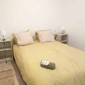 Apartment for rent for €1,750 per month in Madrid, Calle de Evaristo San Miguel