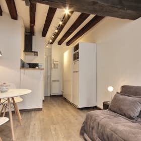 Studio for rent for €1,426 per month in Paris, Rue Hérold