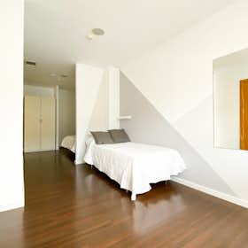 Private room for rent for €550 per month in Zaragoza, Plaza La Poesía
