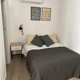 Private room for rent for €950 per month in Madrid, Calle de Tetuán