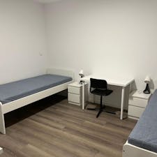 Mehrbettzimmer for rent for 600 € per month in Porto, Rua do Alto da Bela