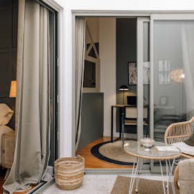 Apartment for rent for €3,357 per month in Lisbon, Rua do Meio à Lapa