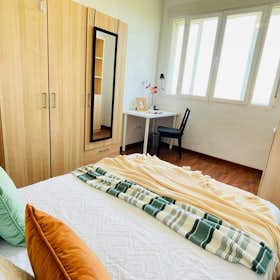 Private room for rent for €699 per month in Madrid, Plaza de Gabriel Miró