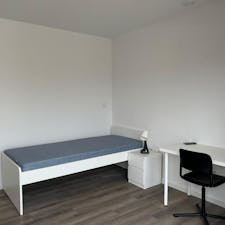 Private room for rent for €400 per month in Porto, Rua do Alto da Bela