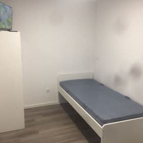 Private room for rent for €400 per month in Porto, Rua do Alto da Bela