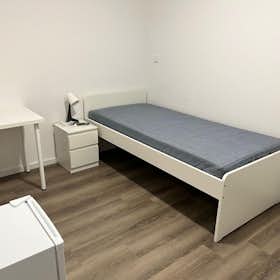 WG-Zimmer for rent for 400 € per month in Porto, Rua do Alto da Bela