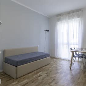 Apartment for rent for €2,300 per month in Milan, Viale Corsica