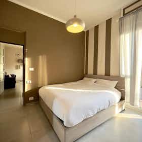 Appartement te huur voor € 600 per maand in Turin, Via Monte Nero