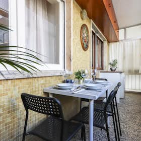 Apartment for rent for €1,469 per month in Lisbon, Rua Professor Mira Fernandes