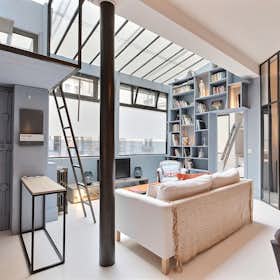 Apartment for rent for €2,176 per month in Paris, Rue de Marguerite de Rochechouart