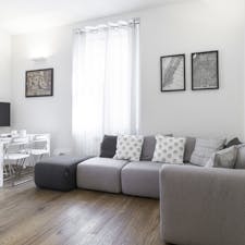 Apartment for rent for €2,368 per month in Milan, Viale Nazario Sauro