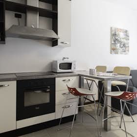 Apartment for rent for €2,050 per month in Milan, Via Gianfranco Zuretti