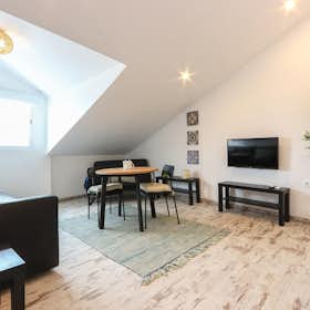 Apartment for rent for €1,652 per month in Lisbon, Rua das Salgadeiras