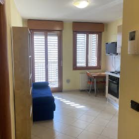 Apartment for rent for €1,070 per month in Rozzano, Via Monte Rosa