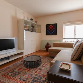 Apartment for rent for €2,661 per month in Lisbon, Rua António Maria Cardoso