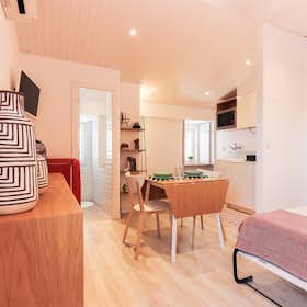 Apartment for rent for €1,625 per month in Lisbon, Calçadinha de Santo Estêvão