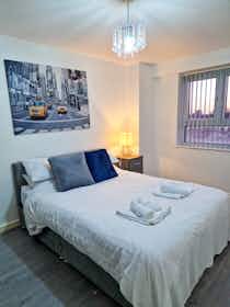 公寓 正在以 £2,100 的月租出租，其位于 Salford, Highclere Avenue