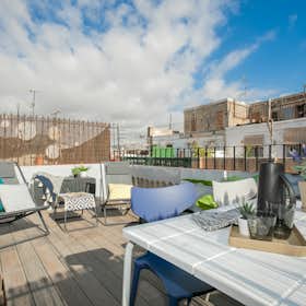 公寓 for rent for €1,900 per month in Barcelona, Carrer de la Lluna