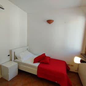私人房间 正在以 €570 的月租出租，其位于 Florence, Via Francesco Calzolari