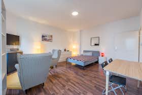 Apartment for rent for €1,200 per month in Berlin, Lynarstraße