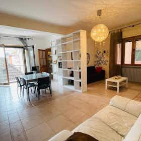 Appartement te huur voor € 1.300 per maand in San Benedetto del Tronto, Via Piemonte