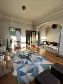 Apartment for rent for €2,150 per month in Jette, Avenue de Jette