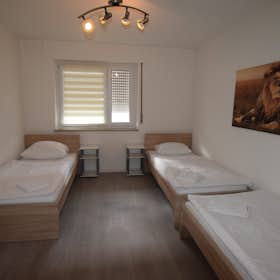 Apartment for rent for €3,000 per month in Stuttgart, Degenfelder Straße