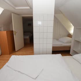 Haus for rent for 2.300 € per month in Stuttgart, Kreuzhaldenstraße