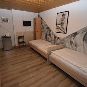 Apartment for rent for €2,300 per month in Stuttgart, Kissinger Straße