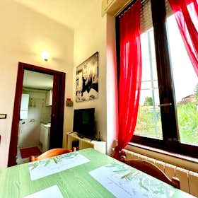 单间公寓 正在以 €1,000 的月租出租，其位于 Varese, Via Vittoria Colonna