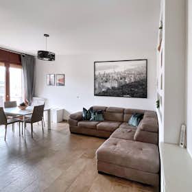 Apartment for rent for €2,510 per month in Bologna, Via della Filanda